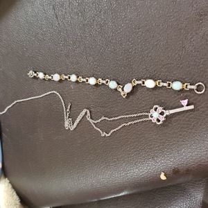 An opal necklace and an opal bracelet